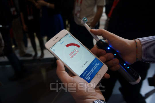 2일(현지시간) 스페인 바르셀로나 모바일월드콩그레스 2015 현장에서 오랄비 관계자가 블루투스를 활용한 스마트 전동칫솔을 시연하고 있다. 박지성기자 jspark@dt.co.kr